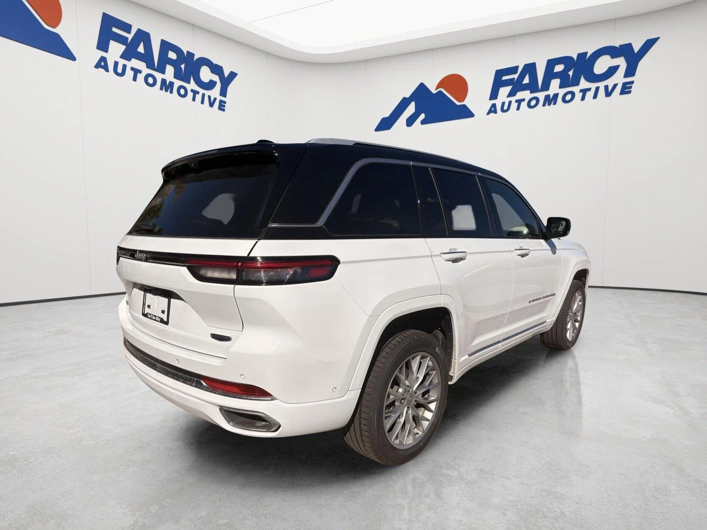 Used 2024 Bright White Clearcoat Jeep Summit image 5