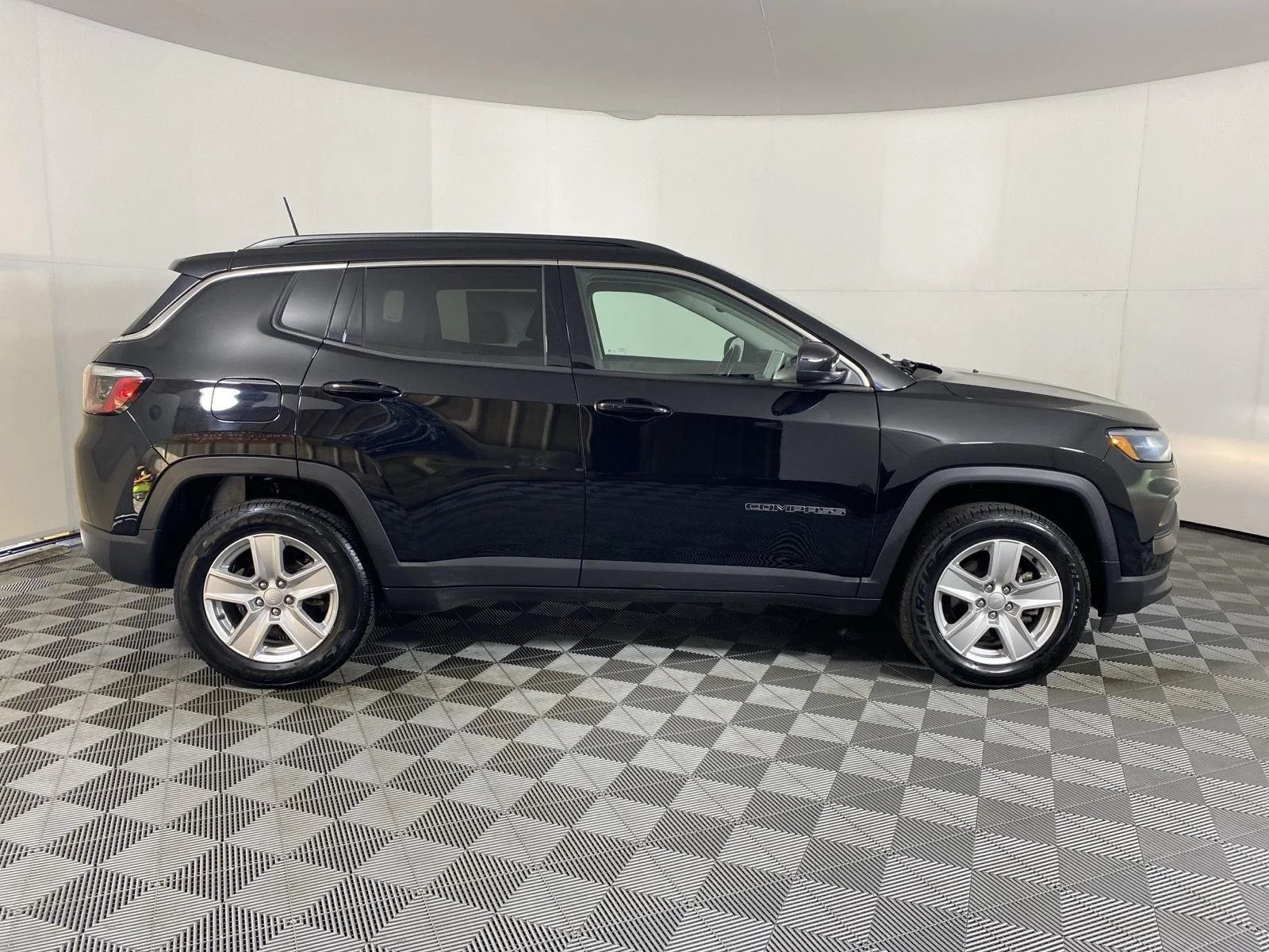 Used 2022 Diamond Black Crystal Pearlcoat Jeep Latitude image 4