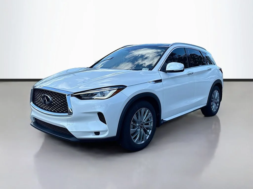 Used 2023 White INFINITI LUXE image 7