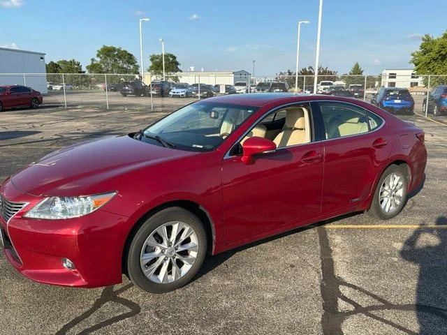 Used 2015 Red Lexus 300h image 2