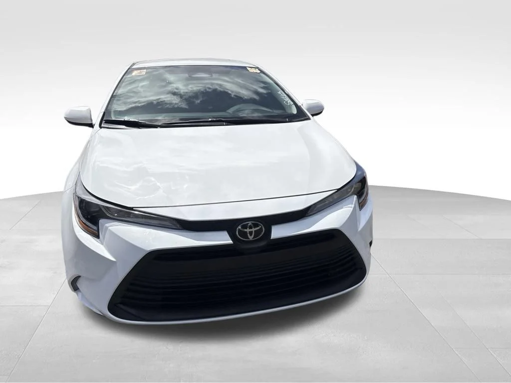 Used 2025 White Toyota LE image 4