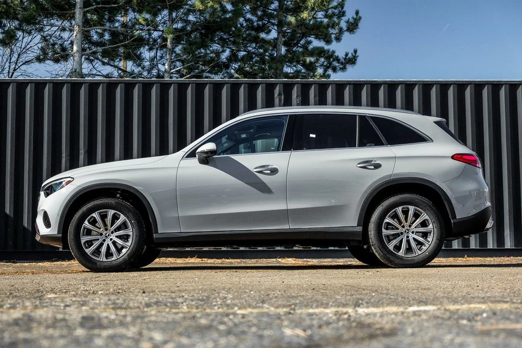 Certified Used 2026  Mercedes-Benz GLC 300 image 3