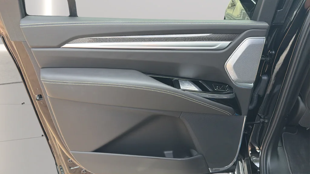 2026 Cadillac Escalade ESV V-Series - Photo 21
