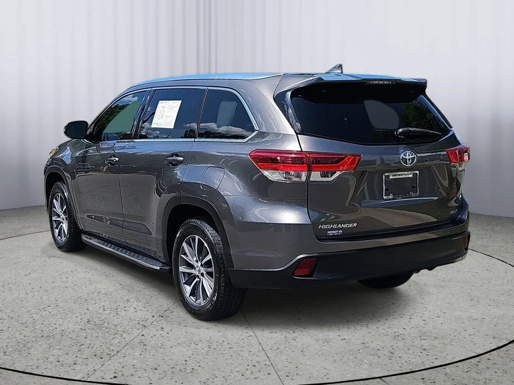 Used 2018 Gray Toyota XLE image 5
