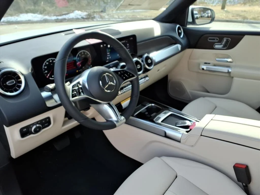 New 2026 Polar White Mercedes-Benz GLB 250 image 25