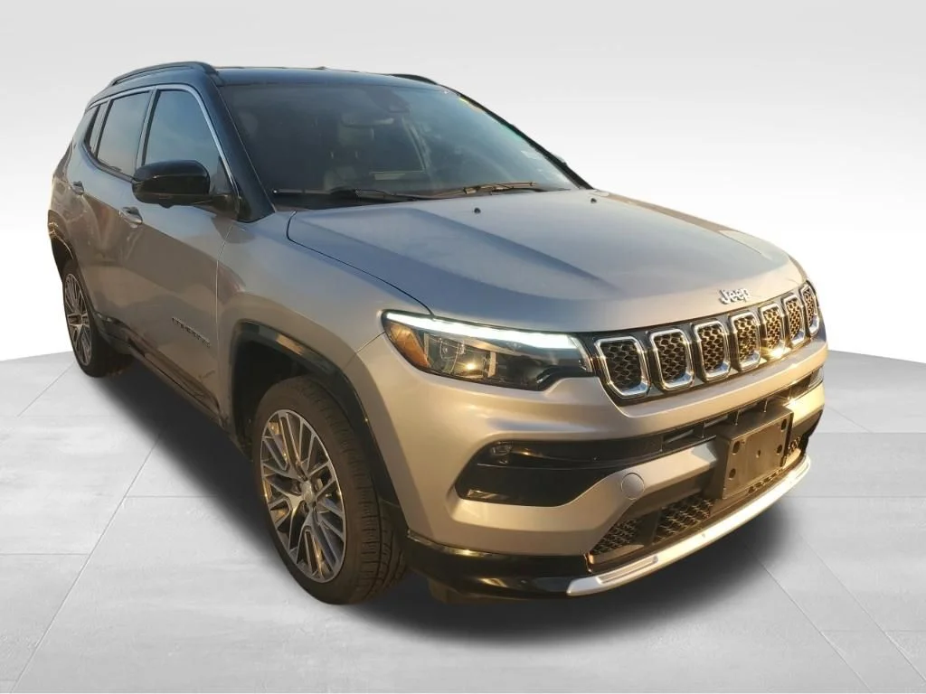 Used 2023 Silver Jeep Limited image 10