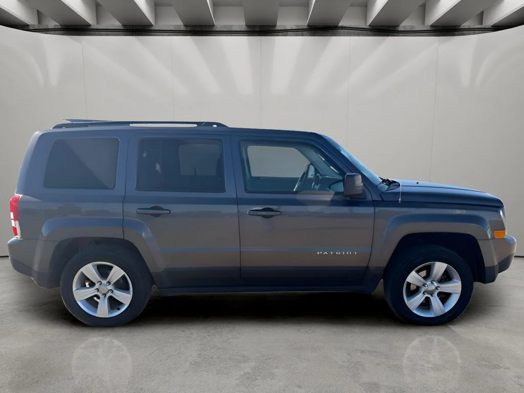 Used 2015 Granite Crystal Metallic Clearcoat Jeep Latitude image 6