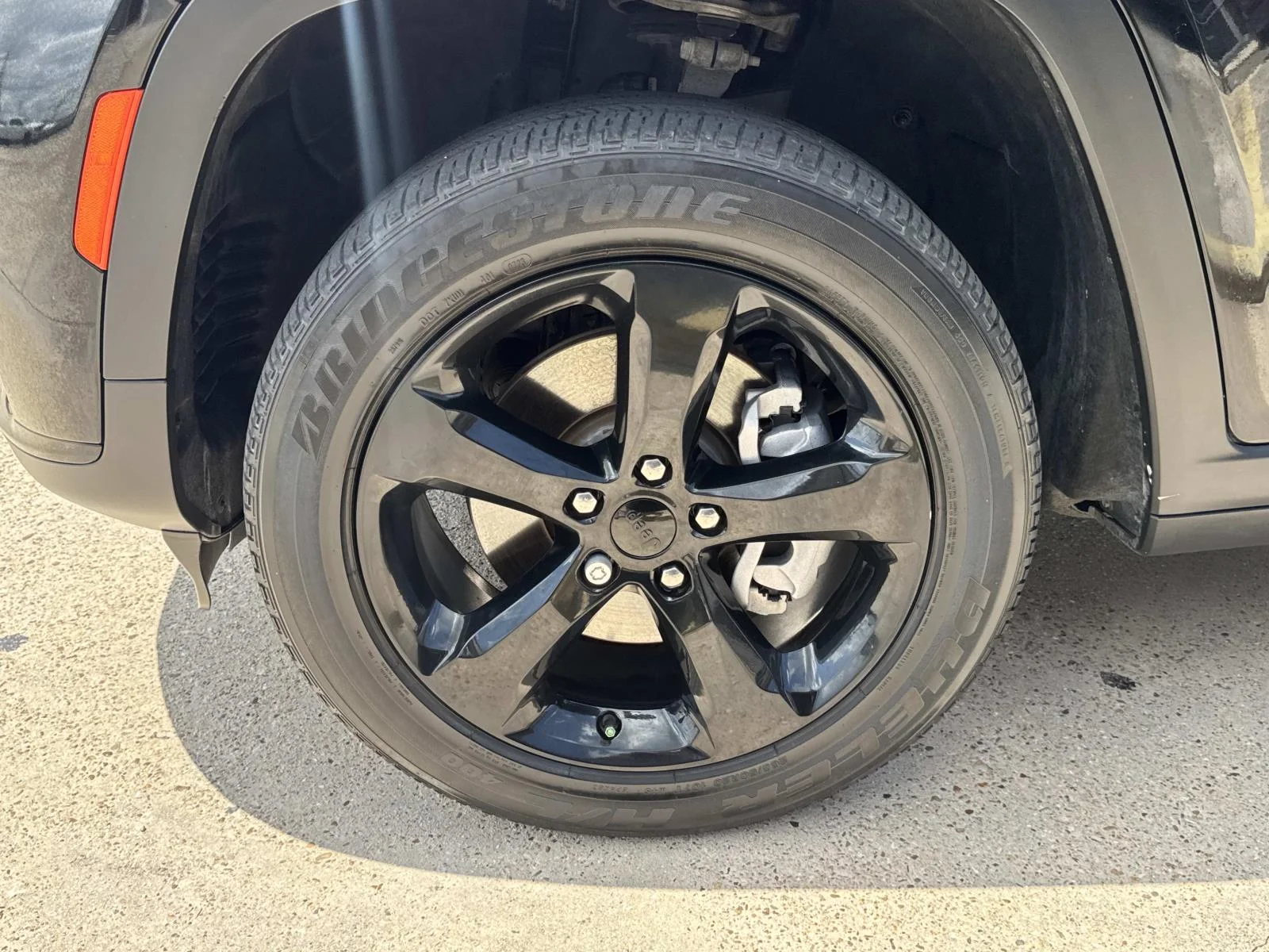 Used 2023 Diamond Black Crystal Pearlcoat Jeep Altitude image 4