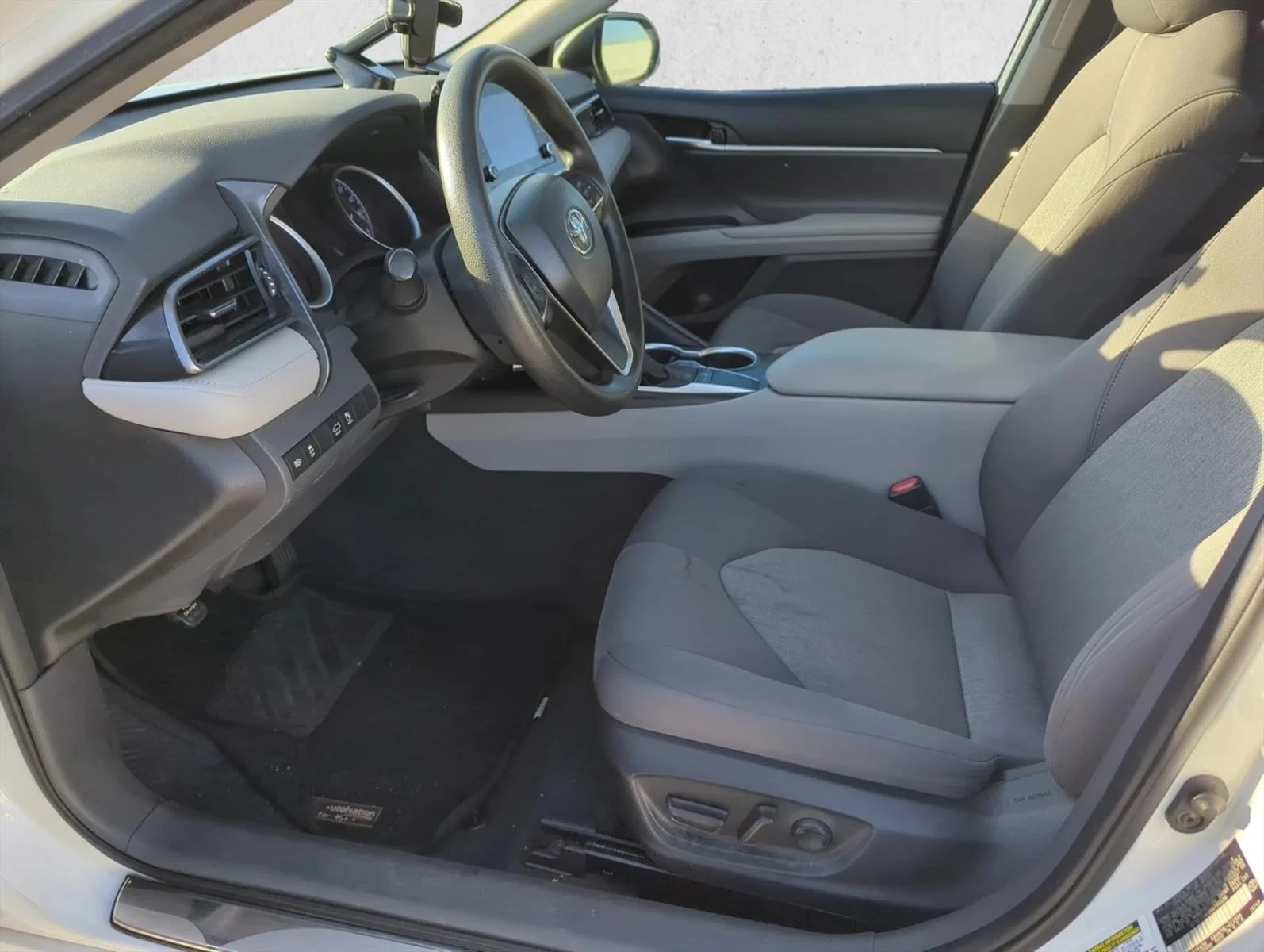 Used 2022 White Toyota LE image 10