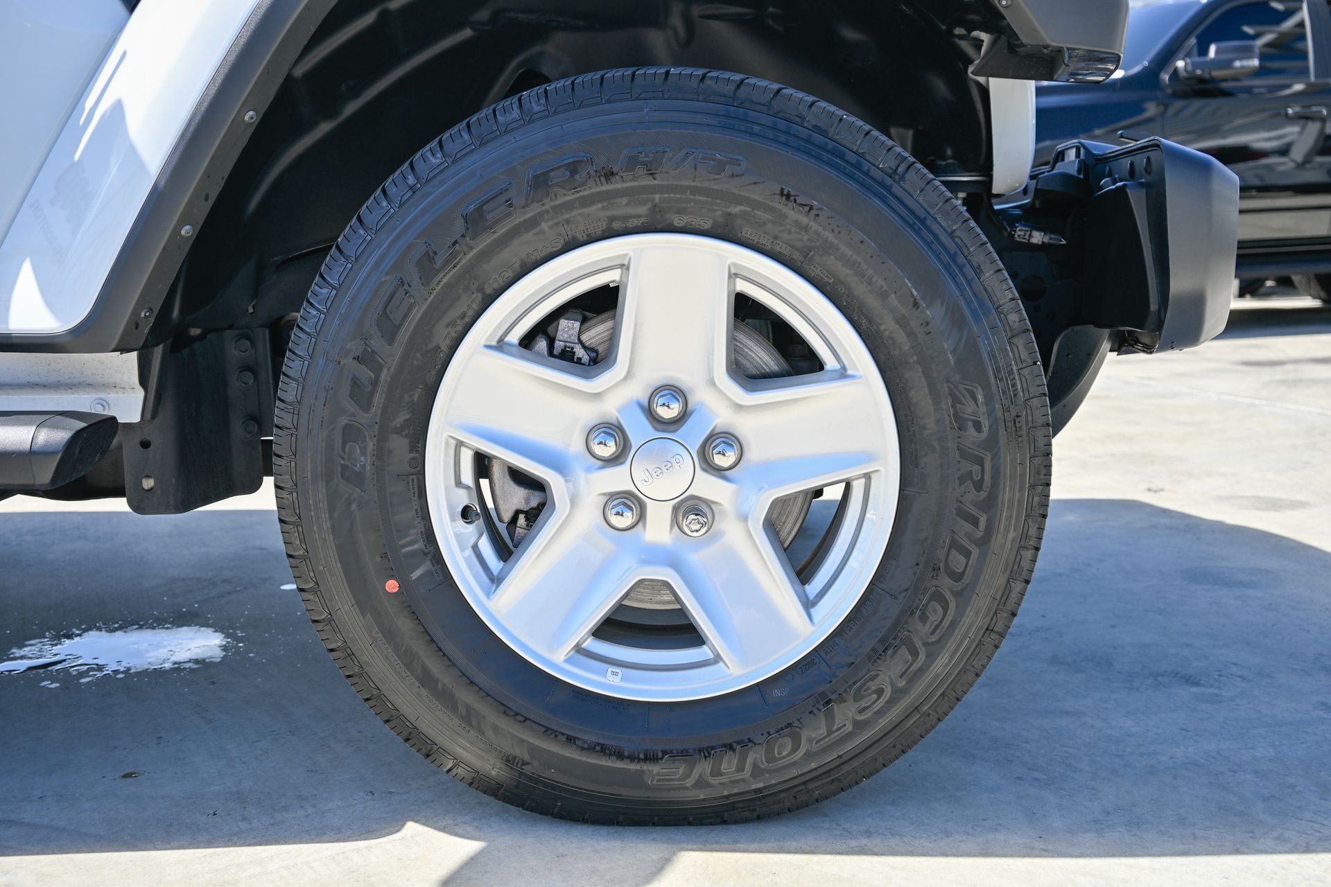 Used 2023 White/off-white Jeep Sport S image 39