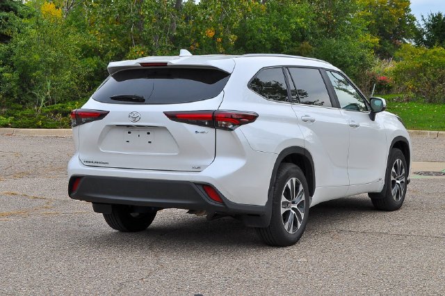 Used 2025 Beige Toyota XLE image 3