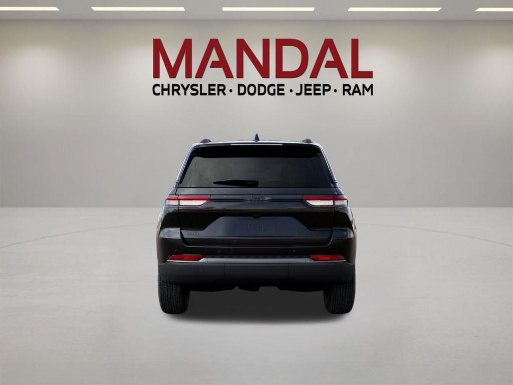 New 2026 Diamond Black Crystal Pearl-Coat Exterior Paint Jeep Laredo Altitude image 7
