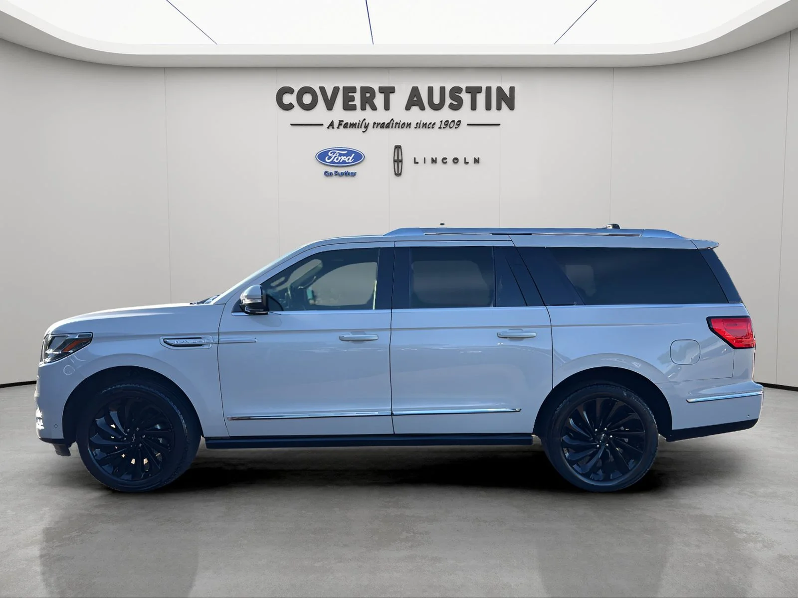 Used 2021 White Lincoln Reserve image 2
