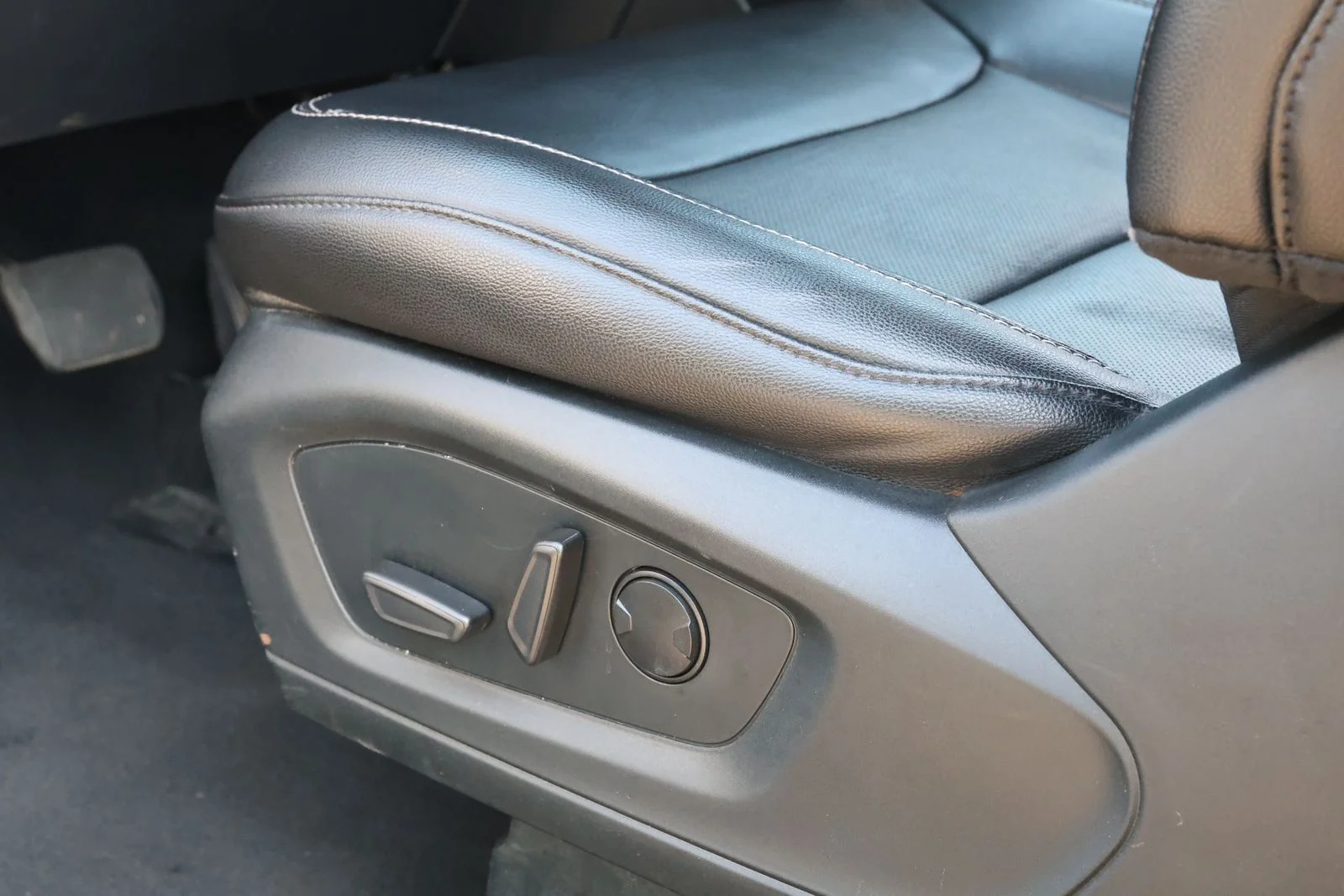 Used 2023 Blue Ford Limited image 29