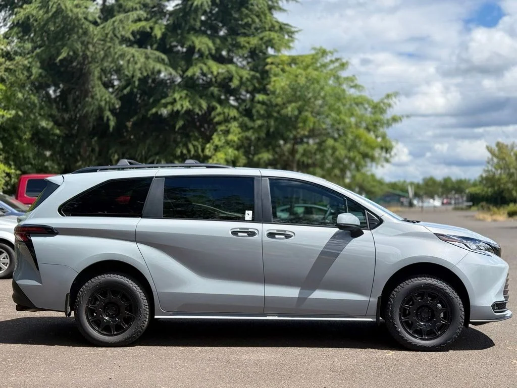 Used 2025  Toyota Woodland Edition image 6