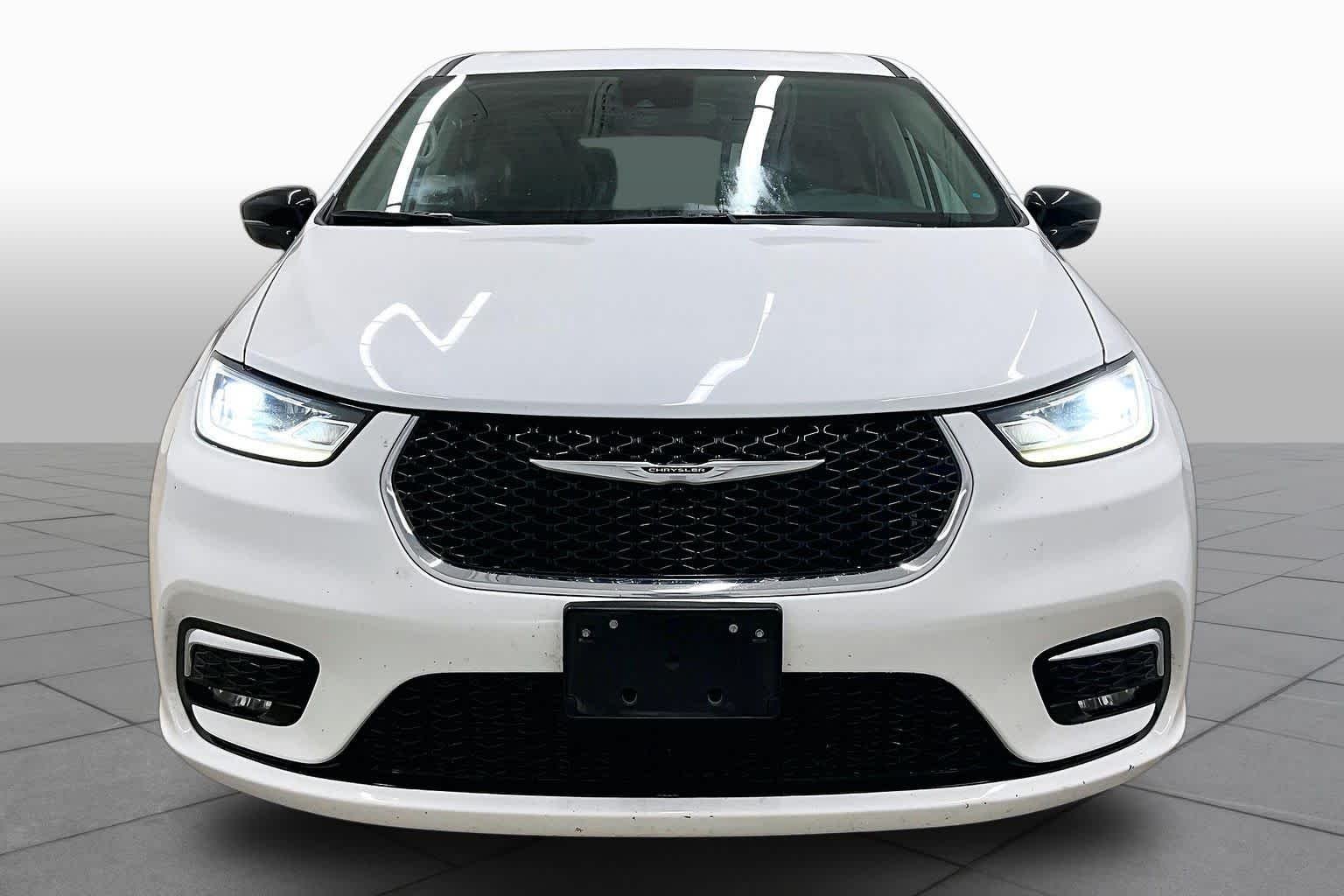 Used 2024 Bright White Clearcoat Chrysler Touring L image 4