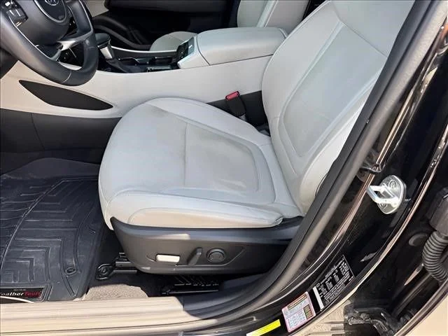 Used 2022 Black Hyundai SEL image 7