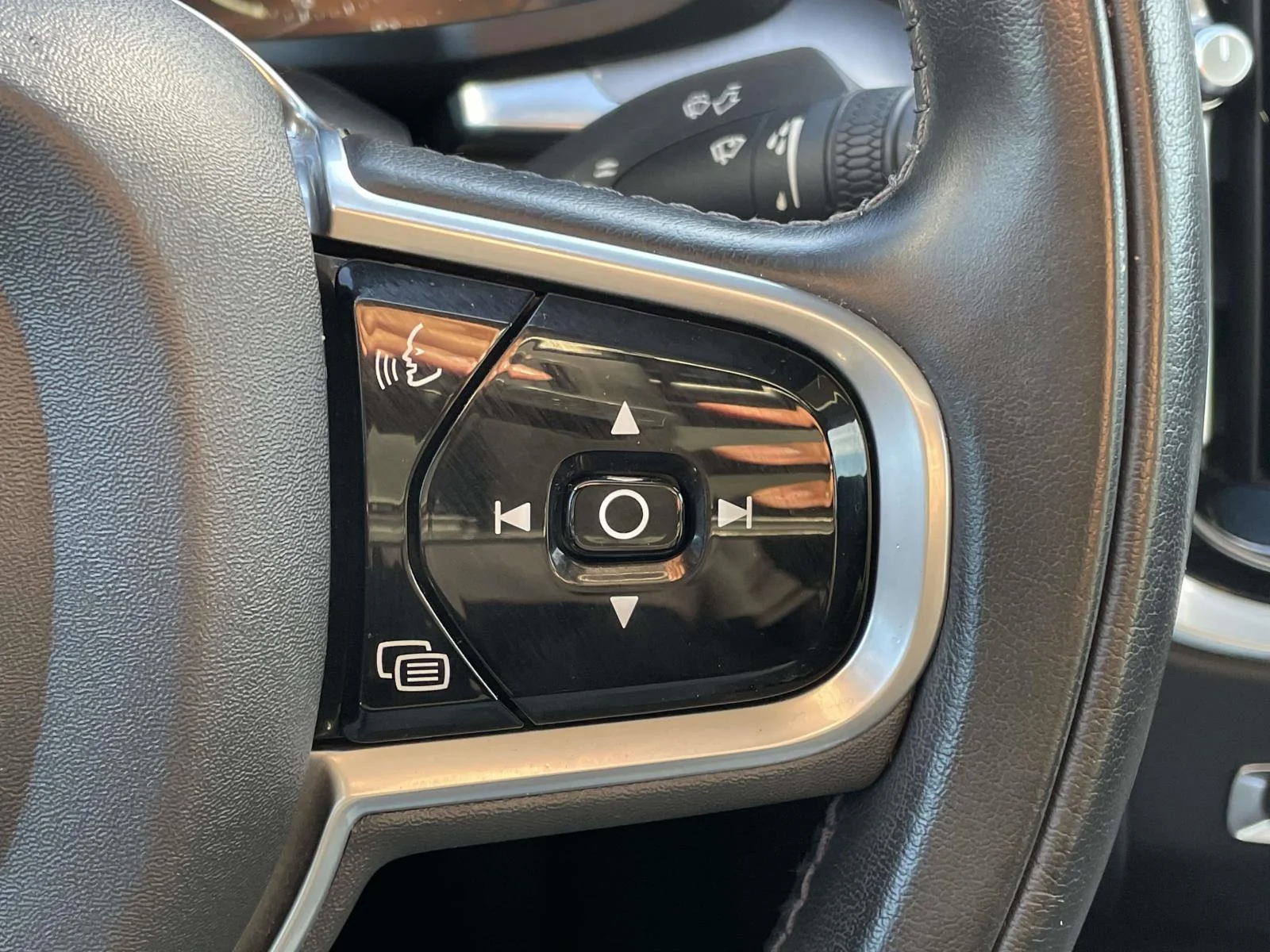 Used 2020 Black Stone Volvo Momentum image 11