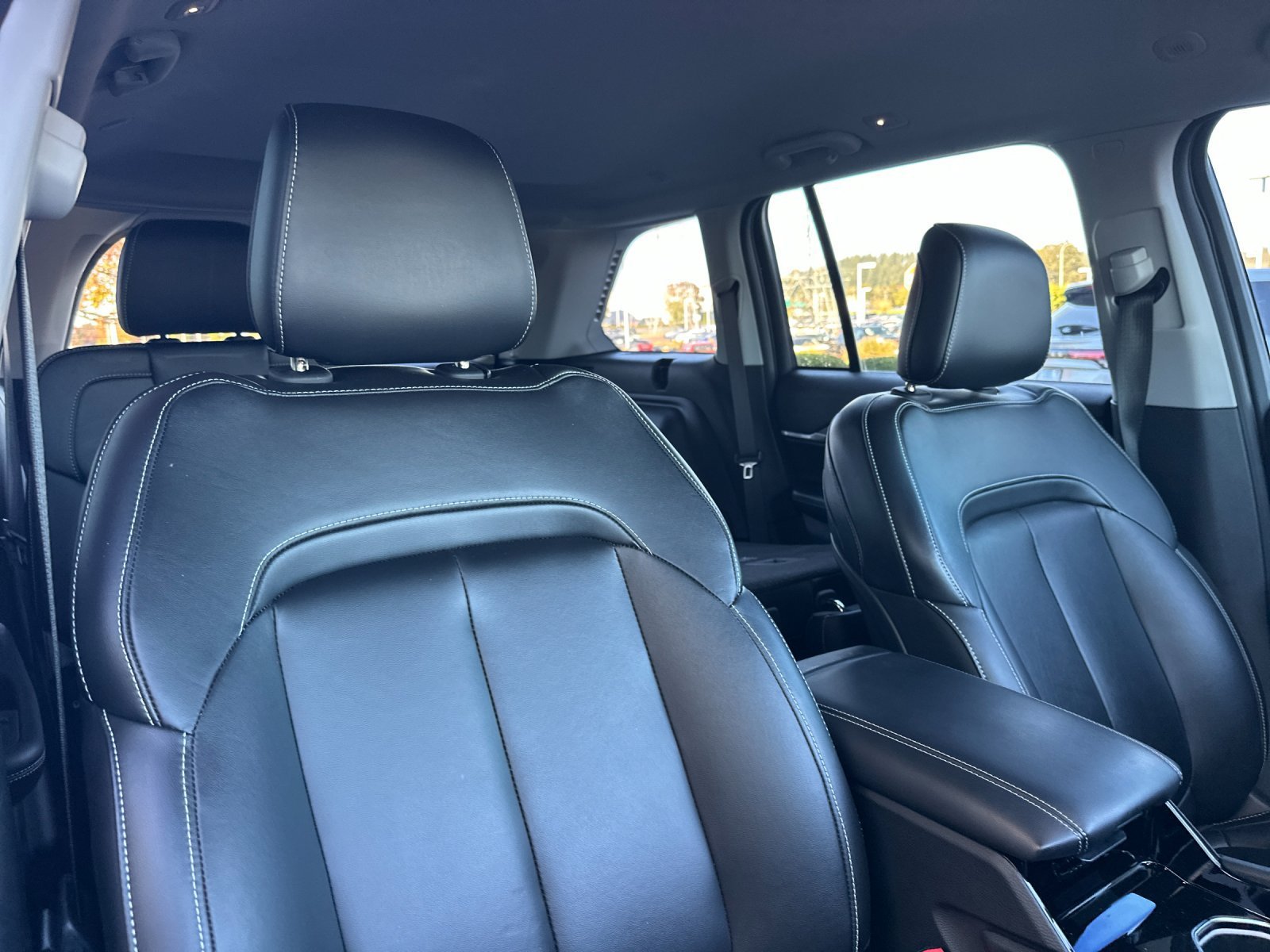 Used 2023 Diamond Black Crystal Pearlcoat Jeep Limited image 17