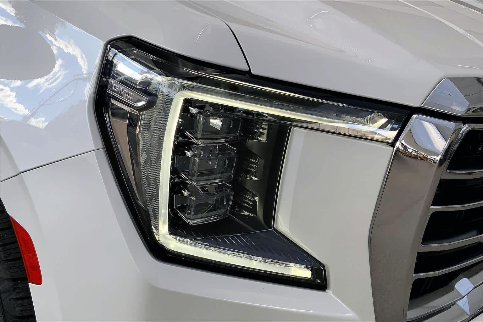 Used 2023 WHITE FROST TRICOAT GMC SLT image 28