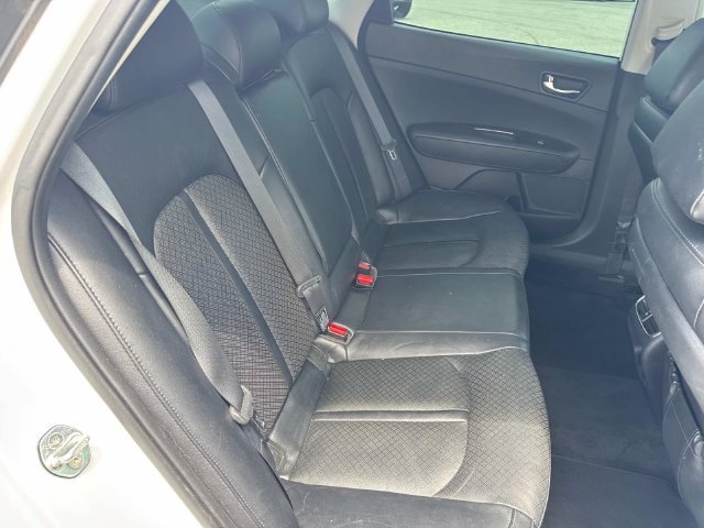 Used 2018 White Kia EX image 23