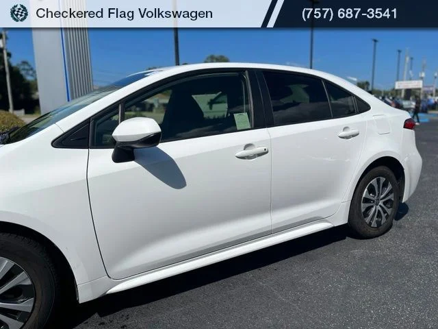 Used 2022 White Toyota LE image 3