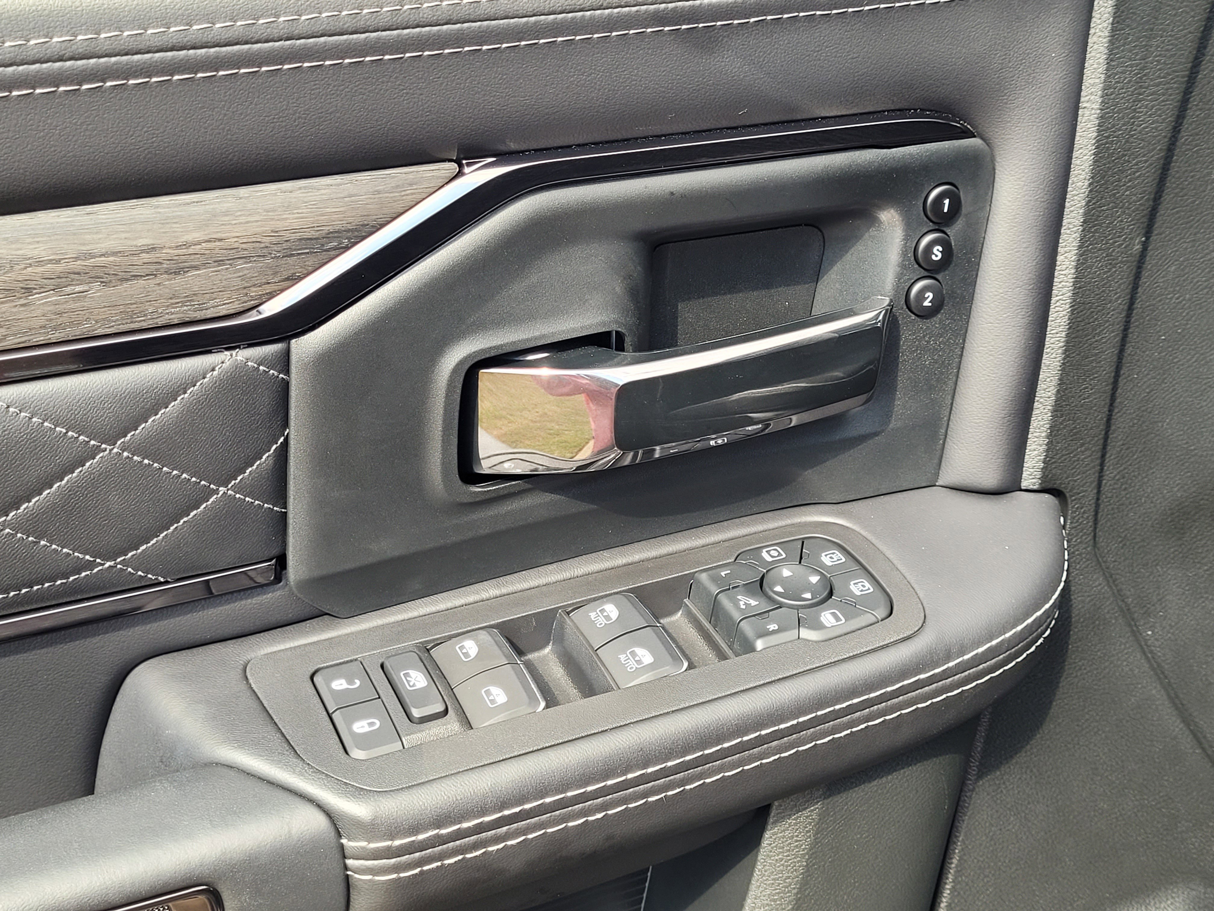 2025 RAM 3500 Limited - Photo 9