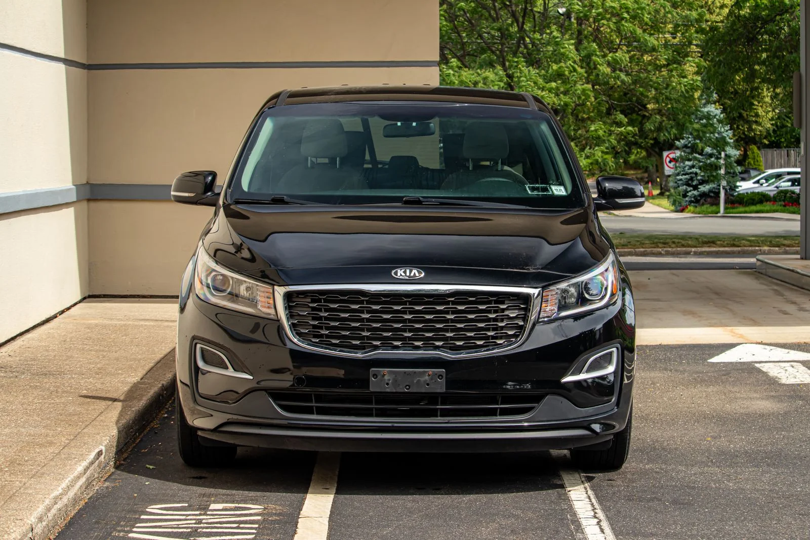 Used 2021 Kia Sedona LX with VIN KNDMB5C14M6675575 for sale in Commack, NY