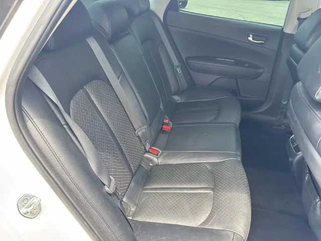 Used 2018 White Kia EX image 23