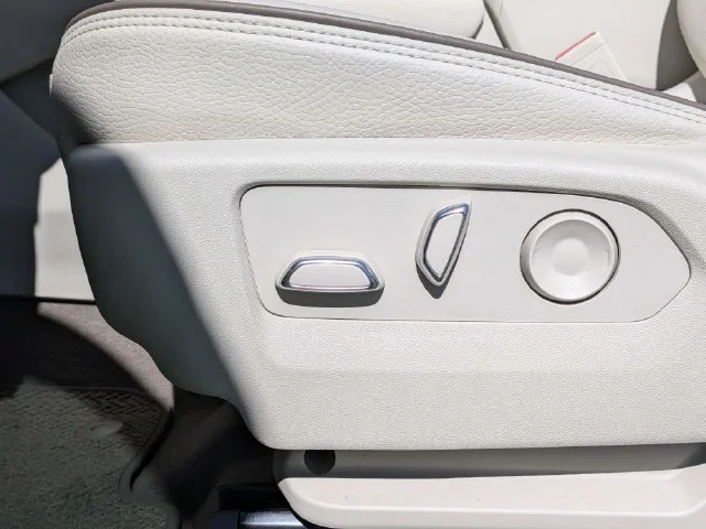 Used 2022 WHITE FROST TRICOAT GMC Denali image 22