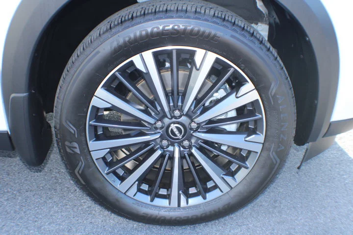 Used 2026 White Nissan Platinum image 5