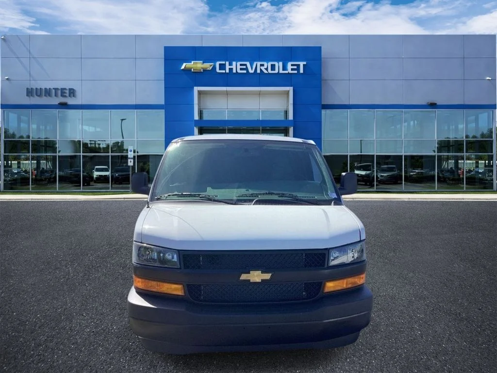 New 2026 Summit White Chevrolet WT image 5