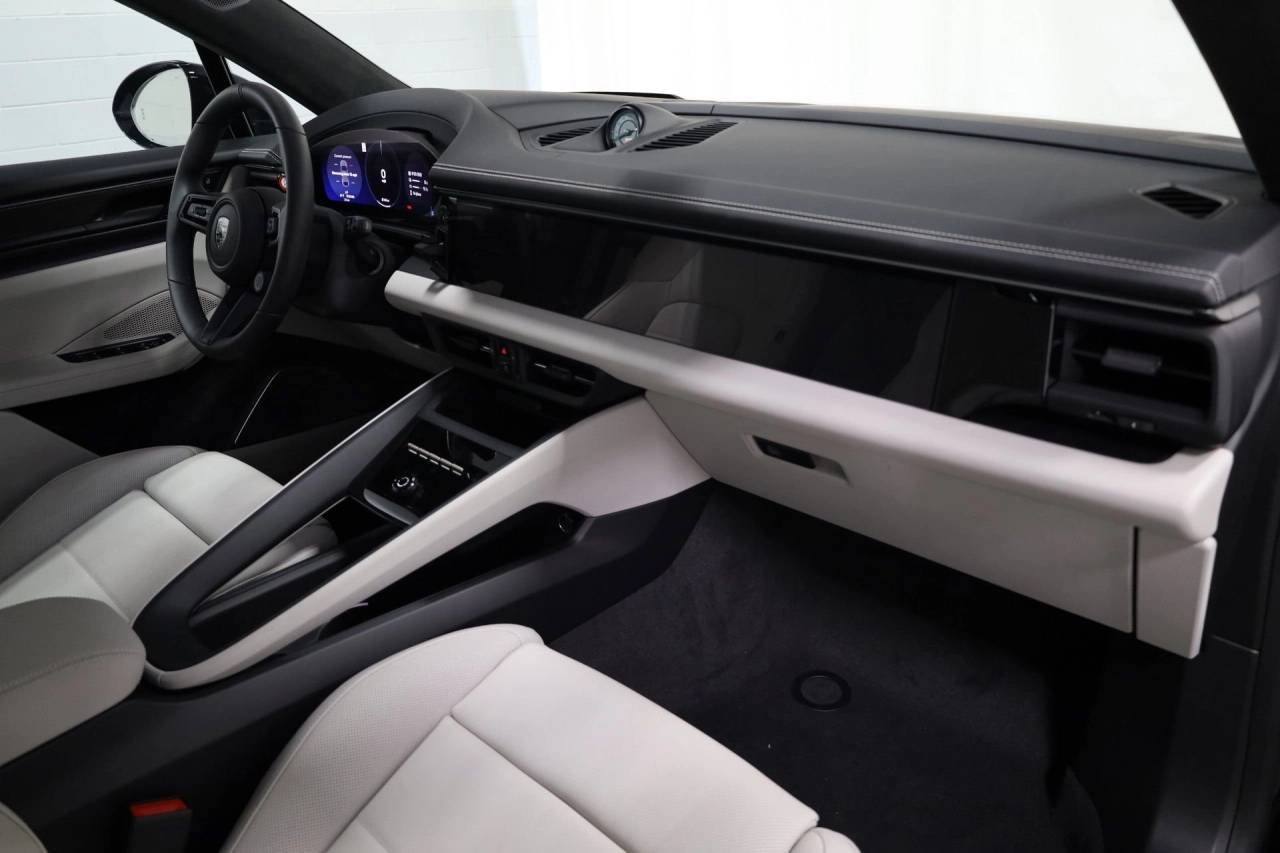2025 Porsche Macan Turbo Electric - Photo 6
