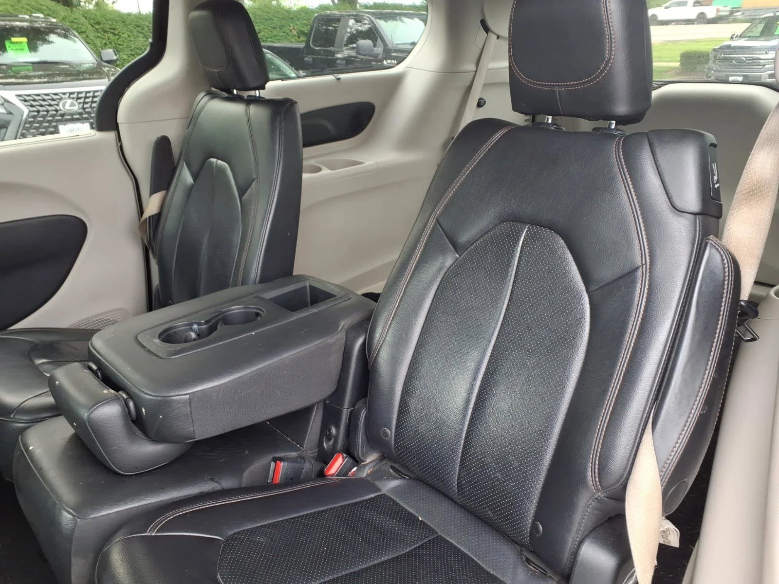 Used 2017 Brilliant Black Crystal Pearlcoat Chrysler Touring-L Plus image 26