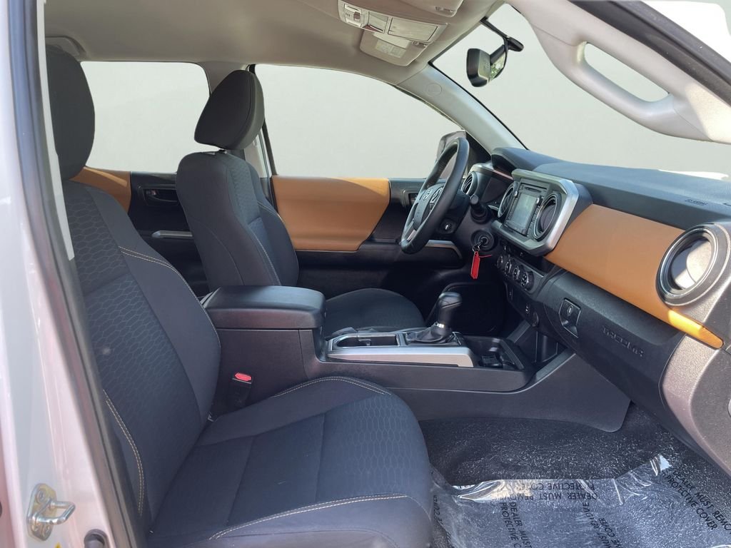 Used 2017 White Toyota SR5 image 13