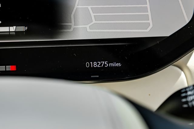 Used 2025 White Land Rover SE image 22