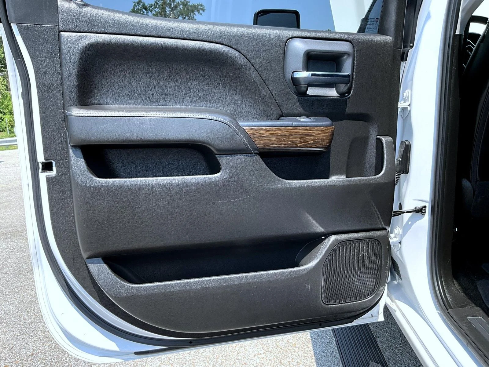 Used 2018 White GMC Denali image 24