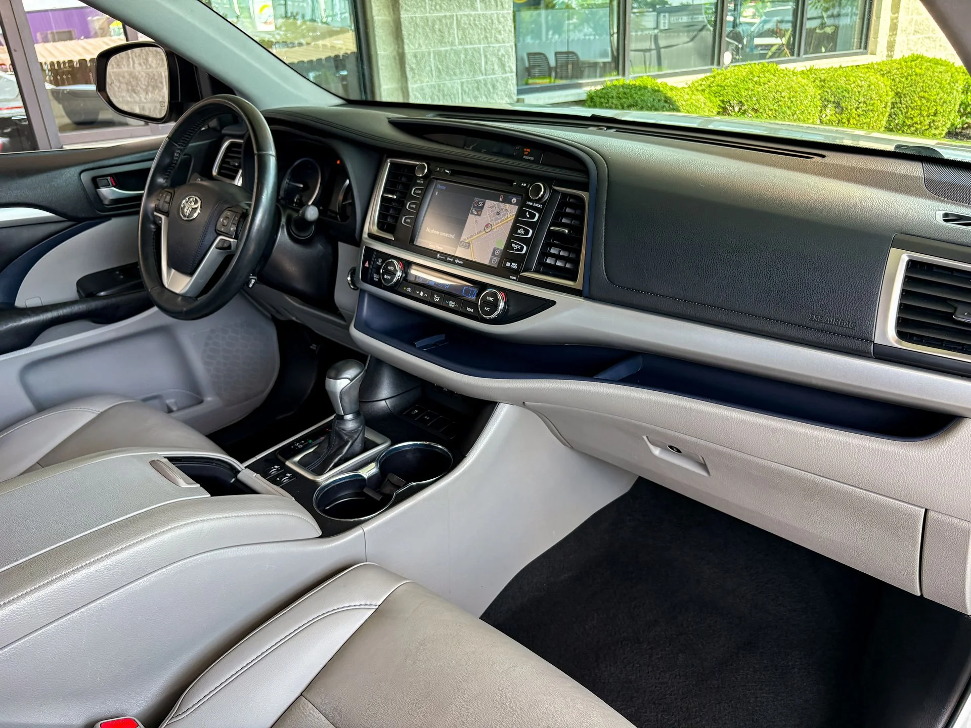 Used 2019 White Toyota XLE image 29