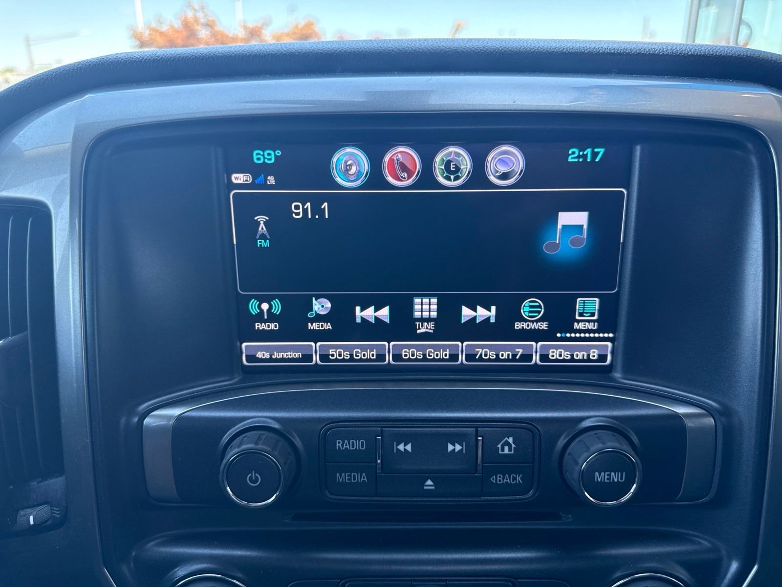 Used 2019 GRAPHITE METALLIC Chevrolet LT image 21