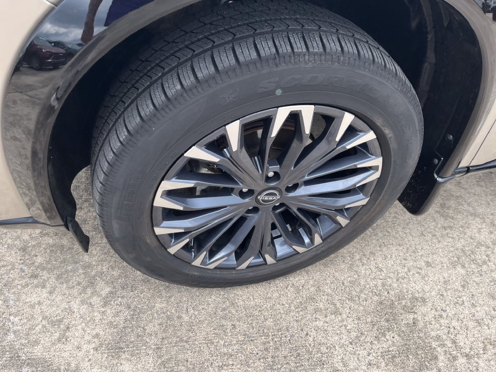 Used 2024 Gold Nissan Platinum image 9
