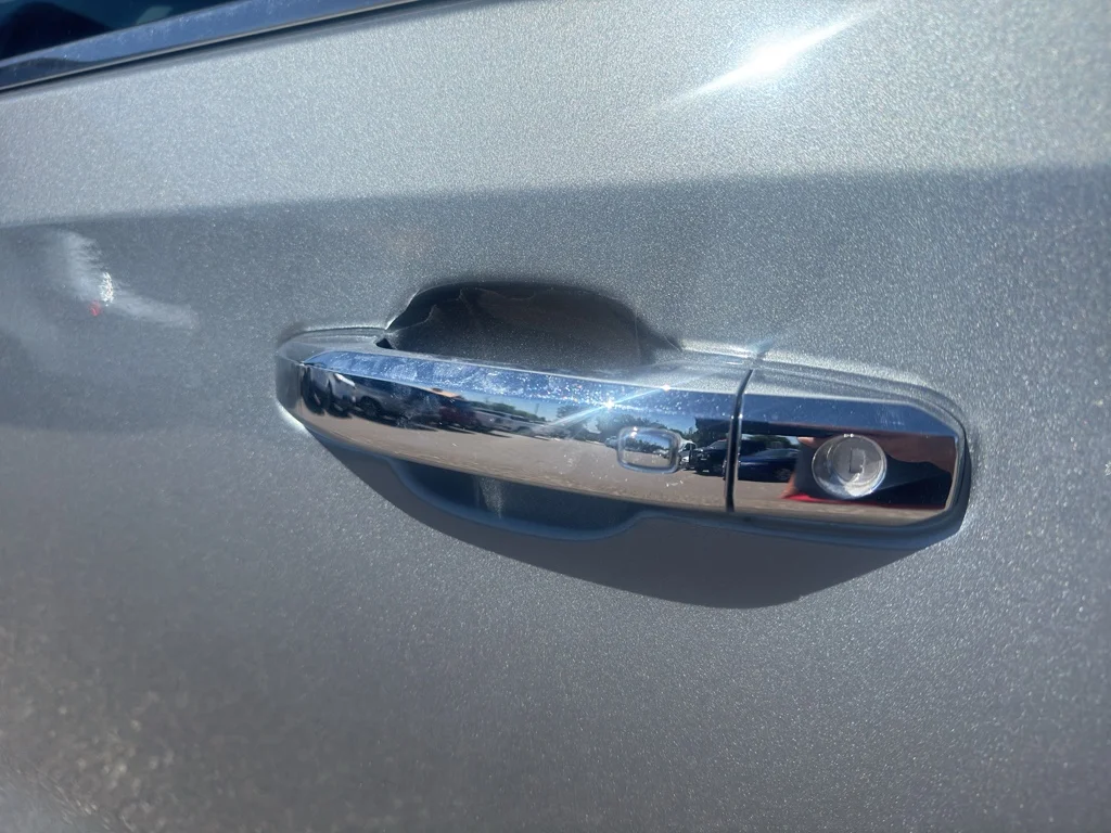 Used 2025 Sterling Metallic GMC Denali image 9