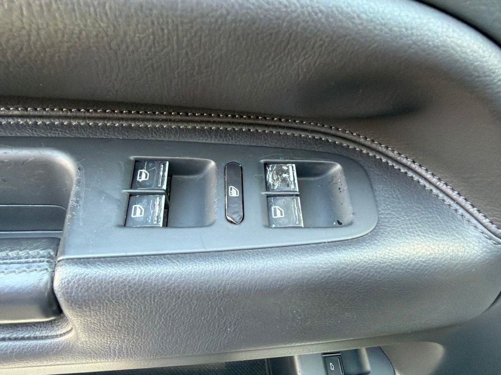 Used 2006 Silver Volkswagen V10 TDI image 26
