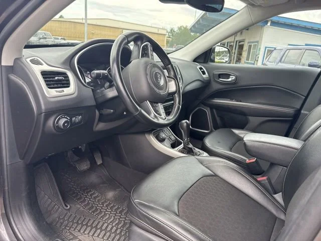 Used 2021 Granite Crystal Metallic Clearcoat Jeep Latitude image 18
