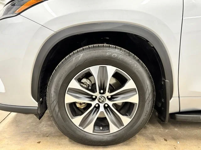 Used 2021 Silver Toyota XLE image 10