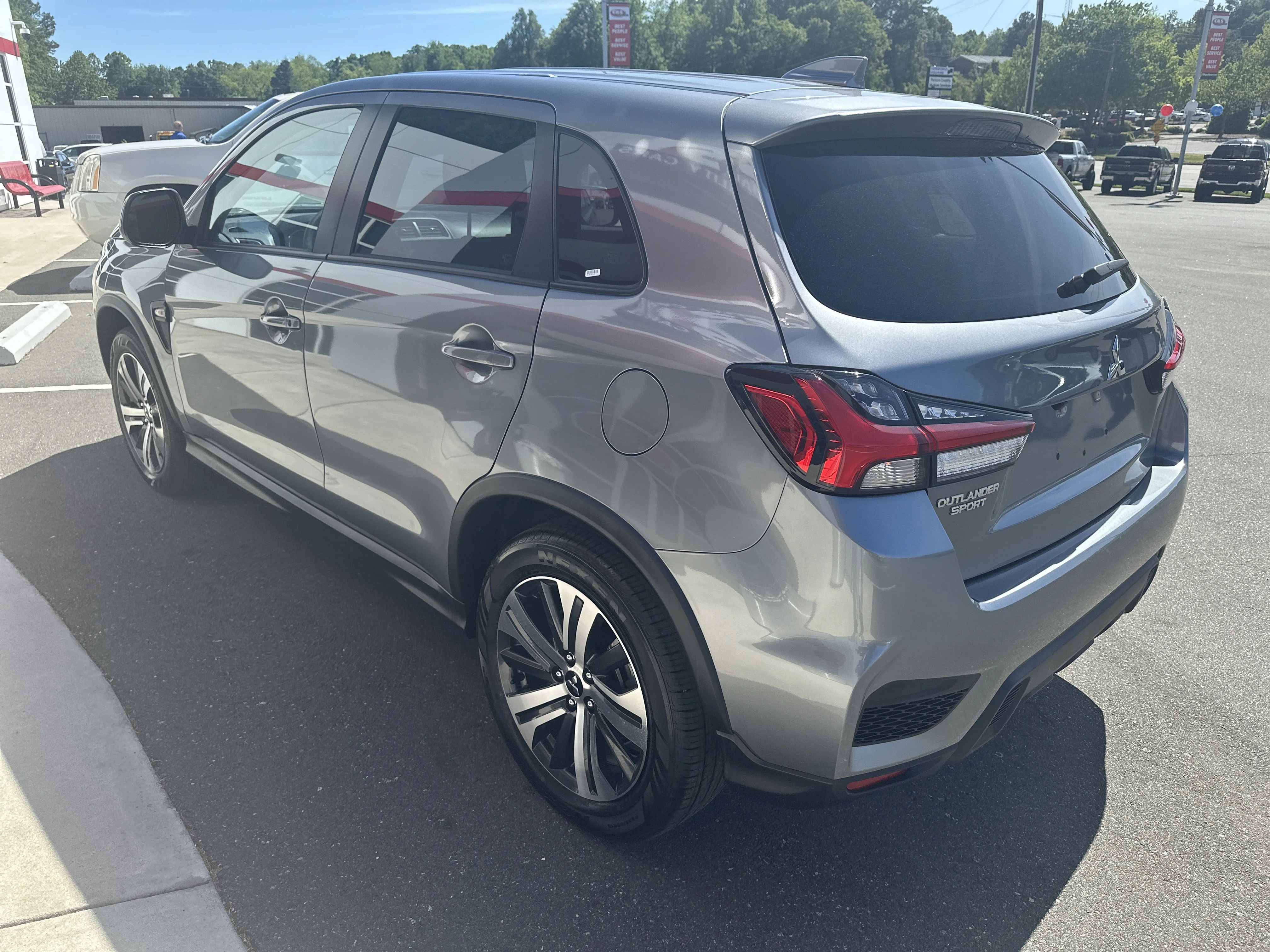 Used 2025  Mitsubishi ES image 6