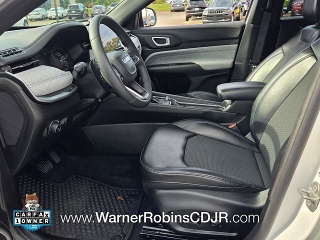 Used 2023 White Jeep Latitude image 5