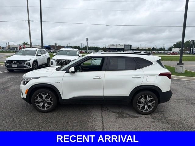 Used 2021 White Kia EX image 11