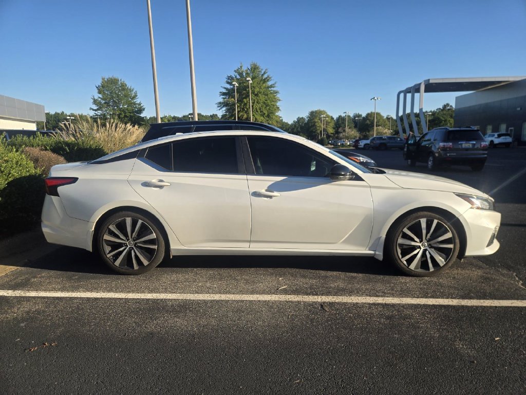 Used 2019 White Nissan 2.5 SR image 2