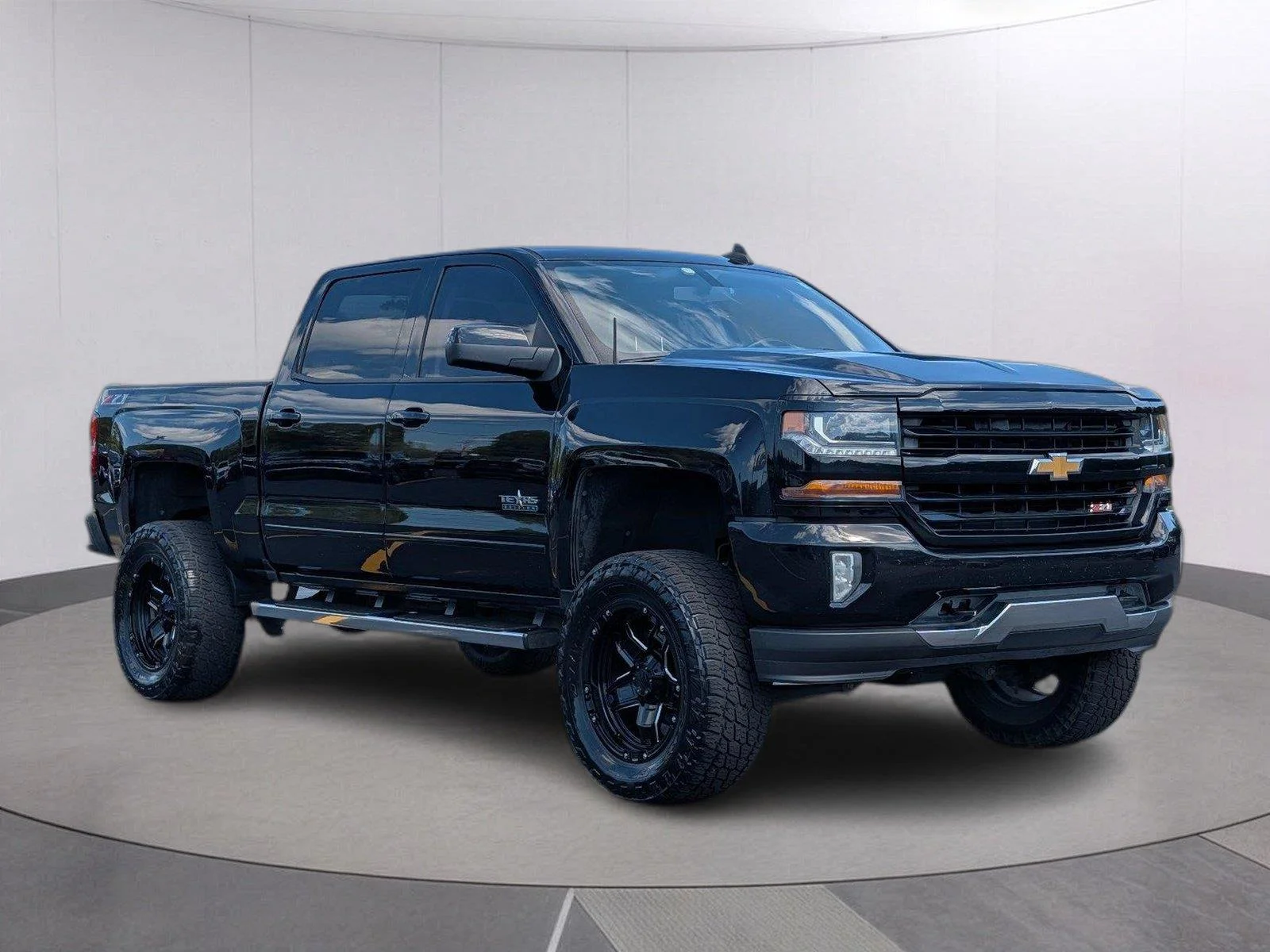 Used 2018 Black Chevrolet LT image 8