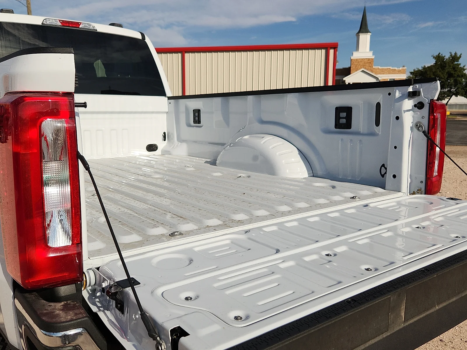 New 2027 Oxford White Ford XLT image 12